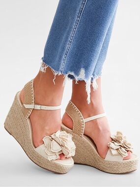 Madden Girl Nala Rosette Espadrille Wedge Sandal in Oatmeal 8.5M
